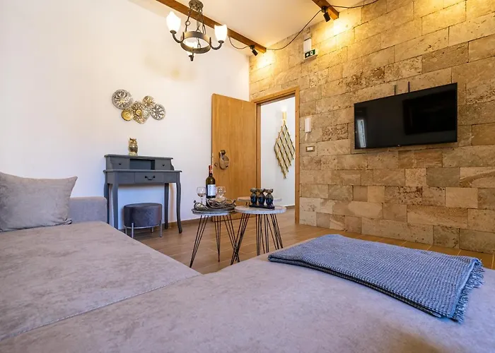 Lägenhet Medieval Poem *