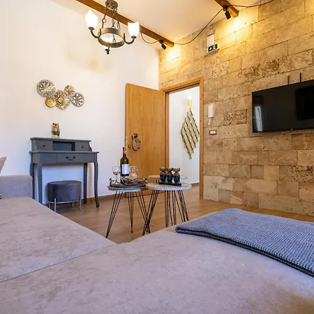 Apartament Medieval Poem *