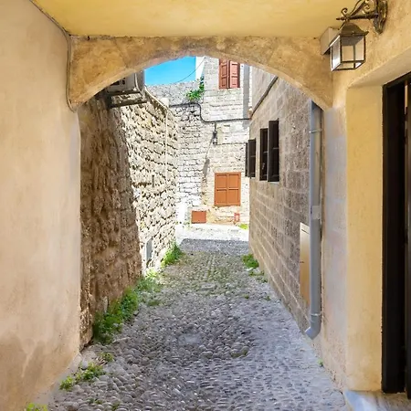 Appartement Medieval Poem *