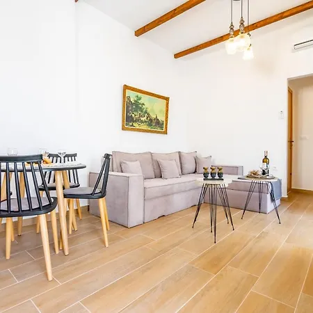 Apartament Medieval Poem *